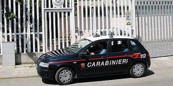 Minaccia il padre con un coltello: arrestato 21enne