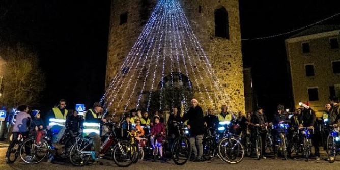 Ciclisti algheresi sfilano per Natale