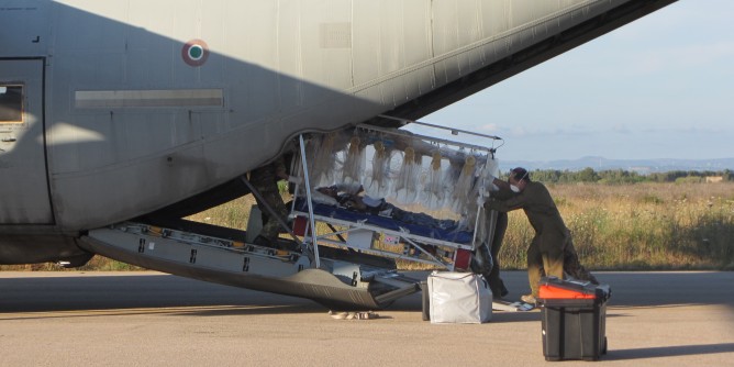 Neonata in pericolo, volo Alghero-Ciampino