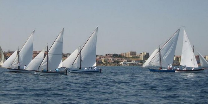 A Porto Torres 16esima Bordeggiata: in mare a vela latina