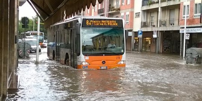 <i>Bomba</i> da 31<i>mm</i> di acqua a Cagliari