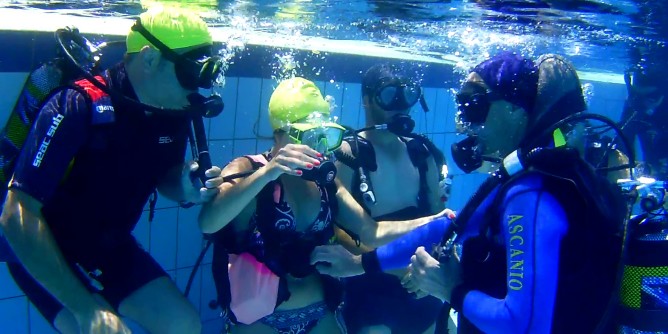 Tutti sott´acqua in piscina a Maria Pia