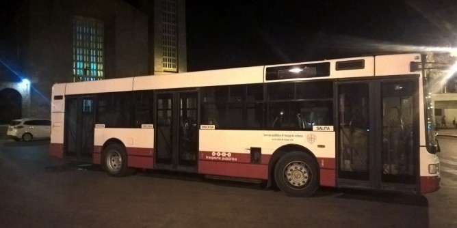 Bus in avaria si ferma a Fertilia e resta l | Foto