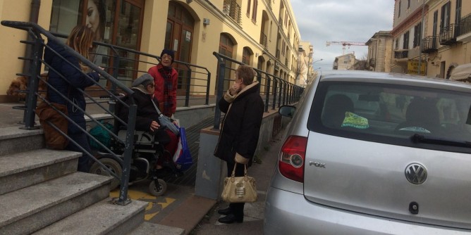 Auto blocca disabile in Piazza Mercati | Foto