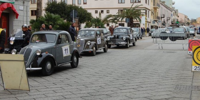 Sessanta auto depoca animano Porto Torres