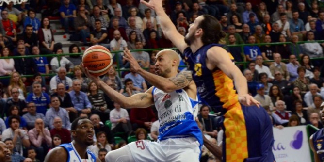 Basket, Dinamo travolta a Milano