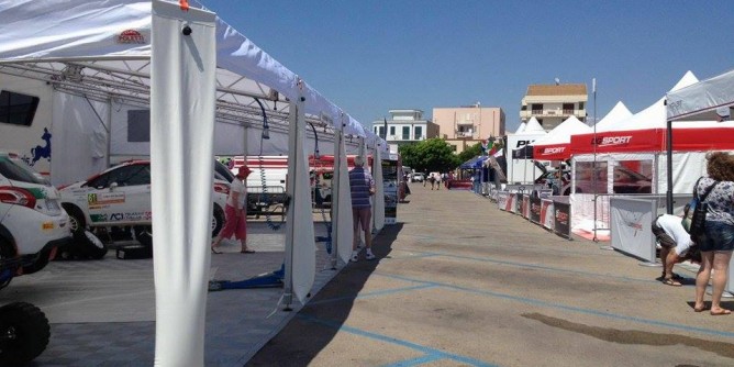 Alghero <i>accende</i> il Rally mondiale. Via a stand, concerti e fuochi 