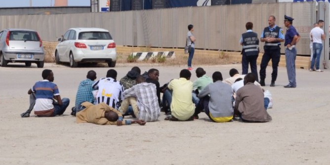 Sbarco migranti, giornalisti in recinto