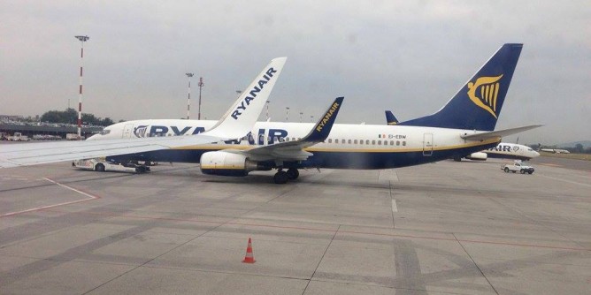 Ryanair taglia, <i>Adiconsum</i> attacca 