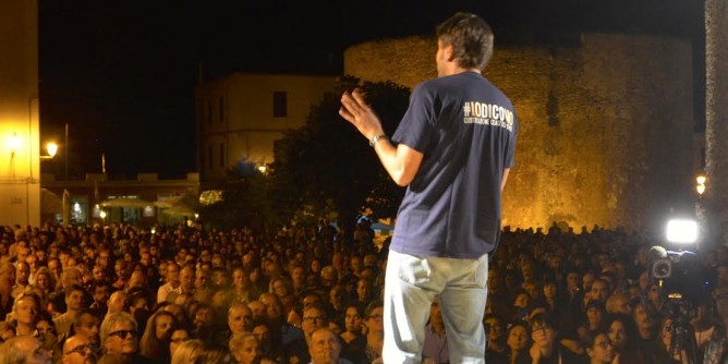 Di Battista dice <i>no</i> e riempie la piazza