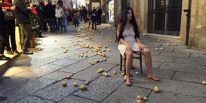 In via Roma un <i>tappeto</i> di patate e chiacchiere