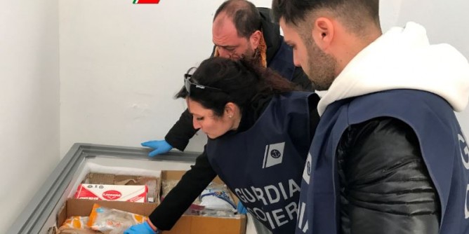 Prodotti non tracciati: sequestro di 20 chili di pesce