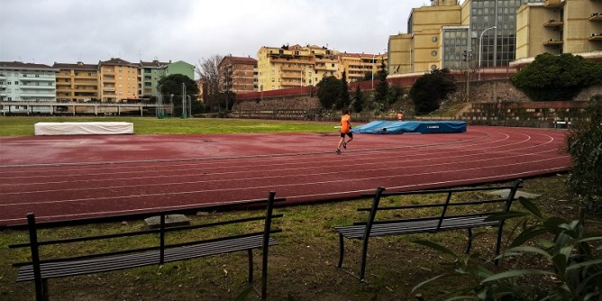 Stadio dei pini: atleti in pista