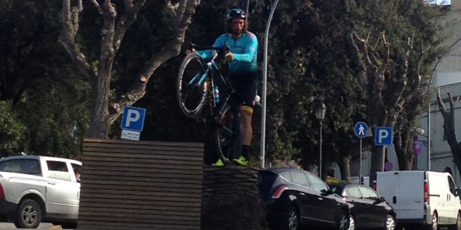 Vittorio Brumotti in bici ad Alghero | Foto