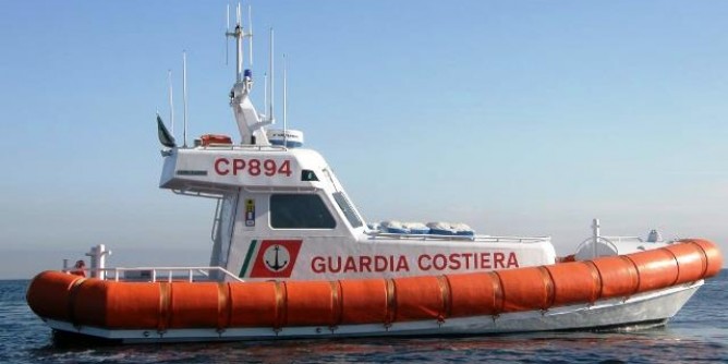 Catamarano incagliato al Pevero