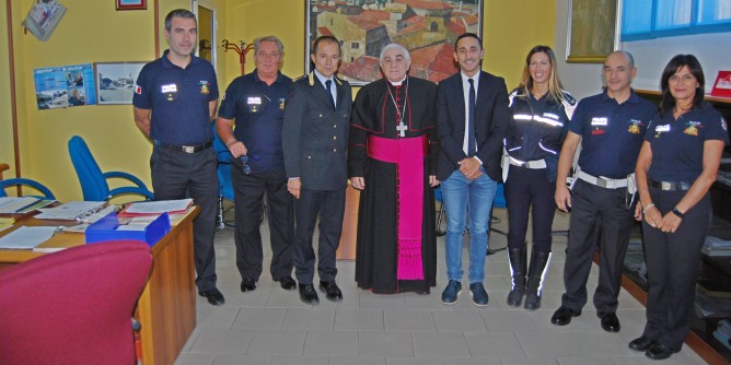 Monsignor Atzei <i>saluta</i> la Polizia locale di Sassari