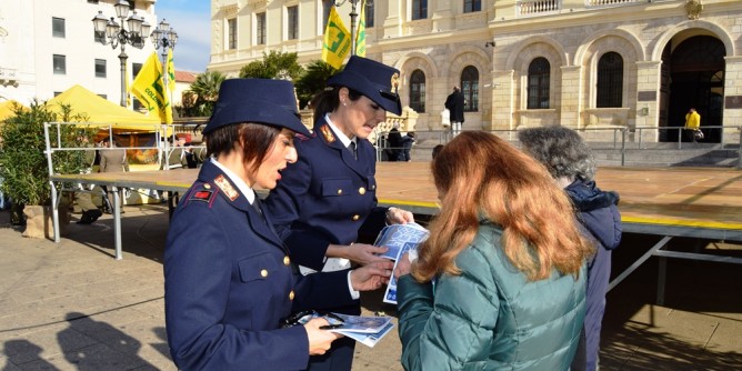 Truffe agli anziani, Polizia in Piazza d'Italia