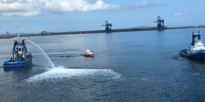 Fiamme a bordo con ferito, prova antincendio a Porto Torres