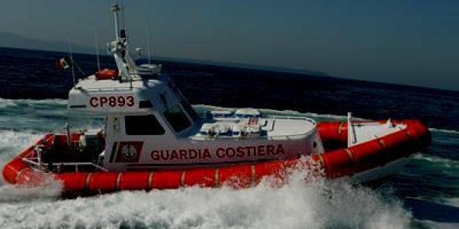 In mare senza benzina: soccorsi dalla Guardia costiera