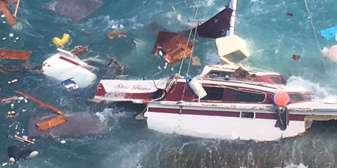 Catamarano semiaffondato tra gli scogli di Torre dei Corsari