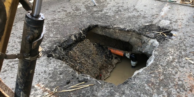 Voragine in via Degli Orti: strada chiusa