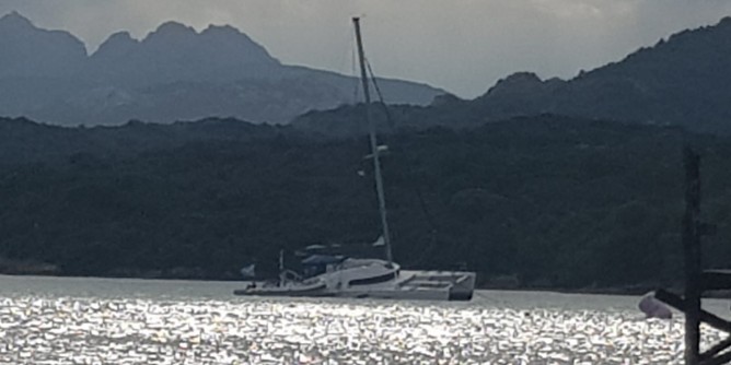 Catamarano semiaffondato a Cala di Volpe