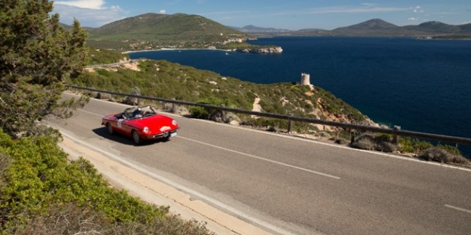 Rombano i motori nella Baia delle ninfe