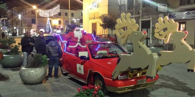 Porto Torres: la slitta di Babbo Natale percorre la citt