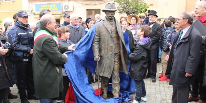 Enrico Costa: monumento in Piazza Fiume