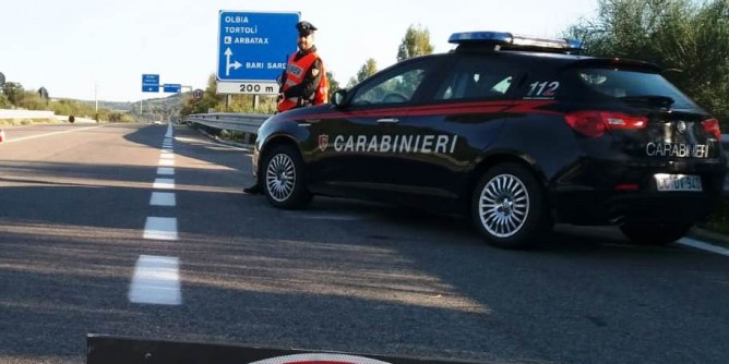 Lanusei: ubriaco al volante, si sbatte al palo