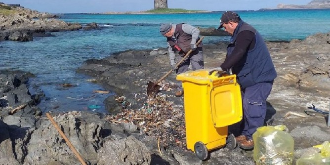 La Pelosa: maxi pulizia dalla plastica