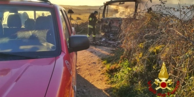 Bitti, fiamme al camioncino del latte