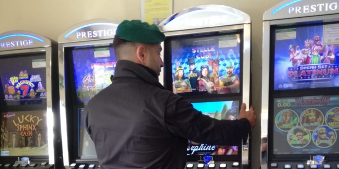 Minori alle slot machine, maxi multa a Nuoro