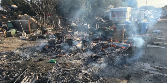 Incendio nel campo rom di Olbia: un arresto