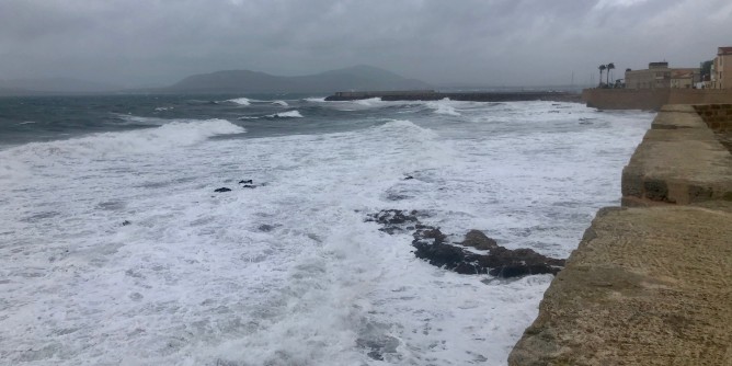 Burrasca e mareggiate sulla Sardegna