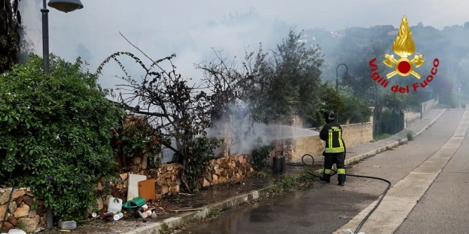 Villetta in fiamme a Chia: foto