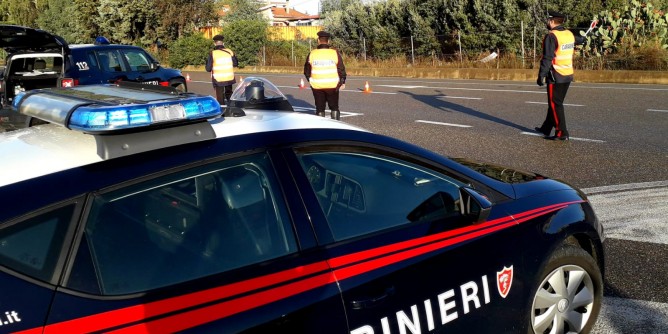 Coltelli in auto: scatta la denuncia