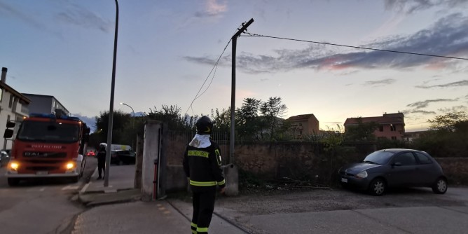 Palo pericolante: apprensione in Via Fermi