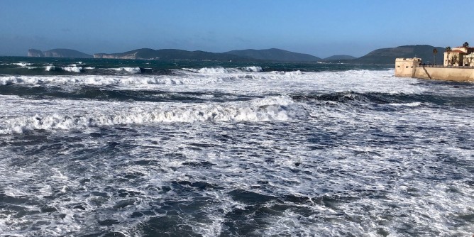 Allerta meteo nel Nord Ovest: vento e mareggiate