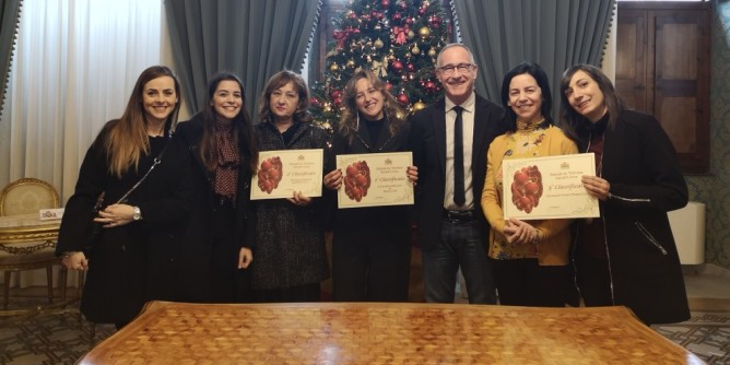 Natale in vetrina: vince il Giardino delle fate