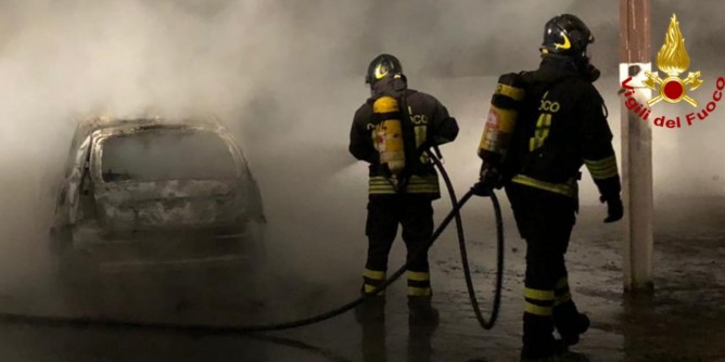 Auto in fiamme nella notte ad Assemini