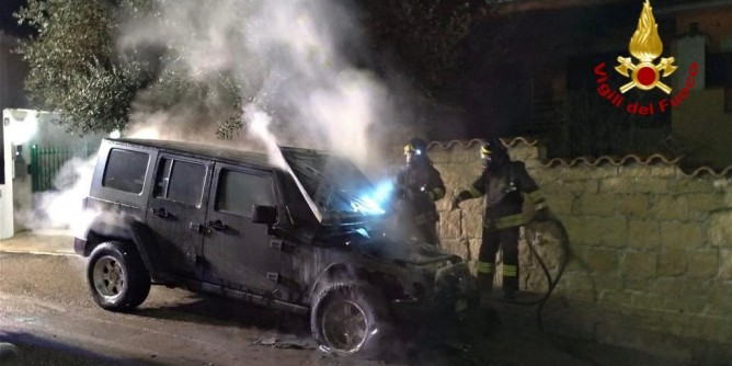 Auto a fuoco ad Olbia