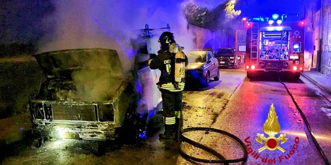 Auto in fiamme a Quartu, Selargius e Settimo