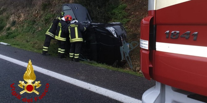 Vola dal cavalcavia in Mercedes: muore 23enne