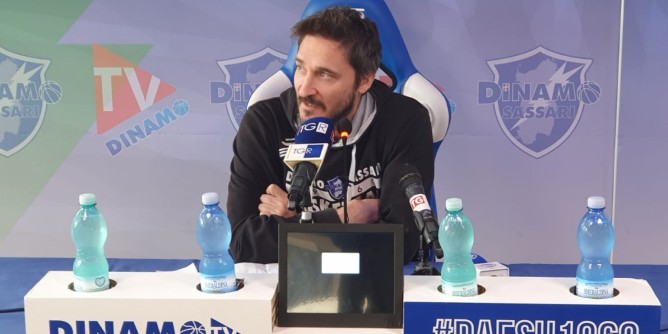 Gianmarco Pozzecco saluta la Dinamo