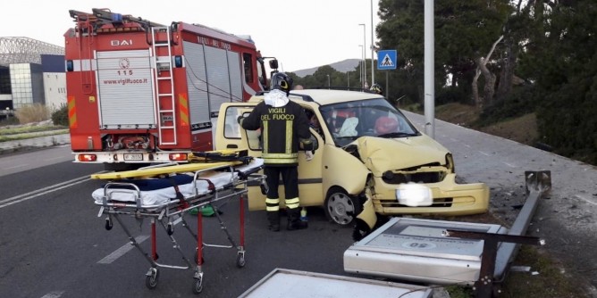 Abbattuto il palo, schianto in viale Burruni