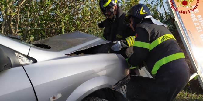 Malore al volante: finisce contro un cartellone