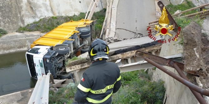 Gonnesa, crolla un ponte e precipita un camion