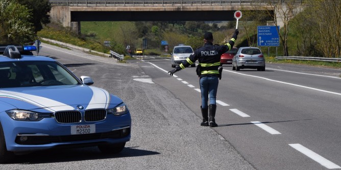 Suv fermato sulla Sassari-Olbia a 218 km orari