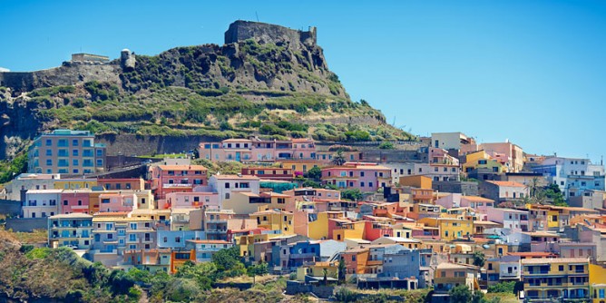 Assembramenti, locale chiuso a Castelsardo